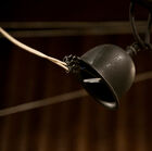 La parte superior es de color negro mate con acabado patinado.