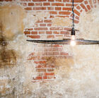 Entièrement conçue en métal tressé formant une sorte de grille.