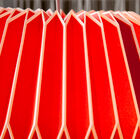 Lignes angulaires et coloris vifs.