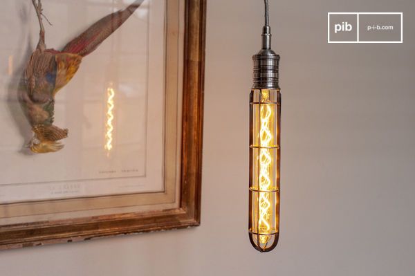 Allumée, l'ampoule illumine la structure, créant un contraste entre chaleur et rigueur.