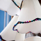 Des tout petits pompons viennent colorer les abats jours.