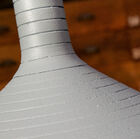 Lampe couverte d'une belle peinture grise mate.