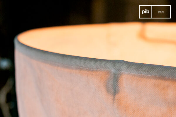 Magnifique toile crème froissée, rappelant les voiles d'un navire.