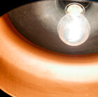 L'intérieur est cuivré ce qui permet de diffuser une lumière chaude.