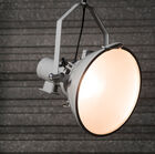 Élégant projecteur gris à l'intérieur blanc.