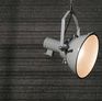 Le style rappel les luminaires des entrepôts industriels.