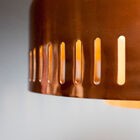 La suspension a un bel anneau cuivré.