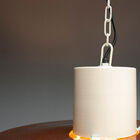 Le luminaire est composé de deux parties centrales blanches crèmes.