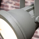 La suspension possède une vitre qui adouci la lumière.