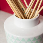 Witte vaas met trendy muntgroene driehoeken.