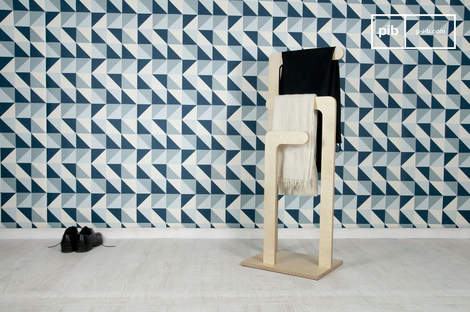 Licht houten garderobe.