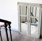 De mat grijze afwerking en de geklonken beugels tot aan de handgrepen maken deze Sweet Window uniek