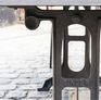 La finition du piétement en fonte est extrêmement travaillée.