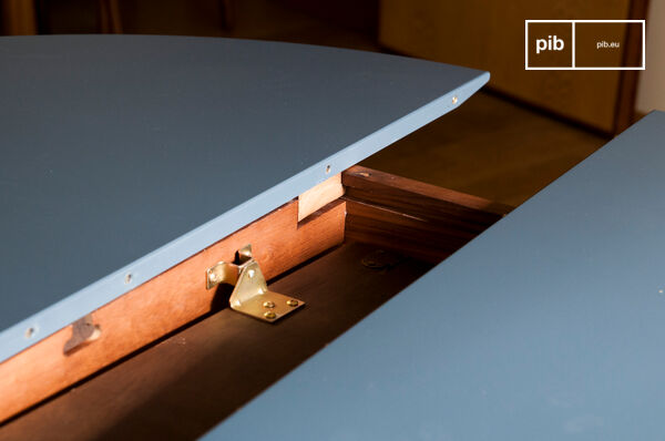 La table est dépliable d'un tour de main pour recevoir plus d'invités.