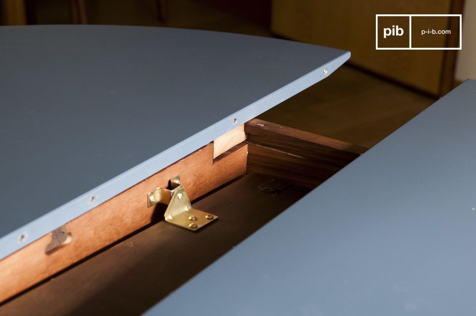 La table est dépliable d'un tour de main pour recevoir plus d'invités.