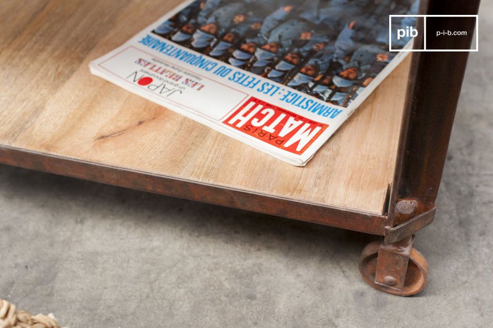 La table est dotée de roue pour allier praticité et style.