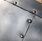 La structure de la table est agrémentée de jolis rivets noirs.