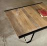 La structure latérale est présente que sur 2 cotés de la table.