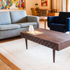 Superbe table en bois sombre aux motifs géométriques.