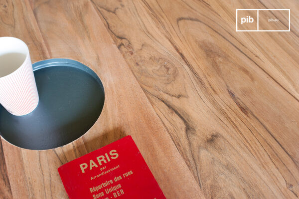 Le plateau est réalisé en bois d'acacia massif.