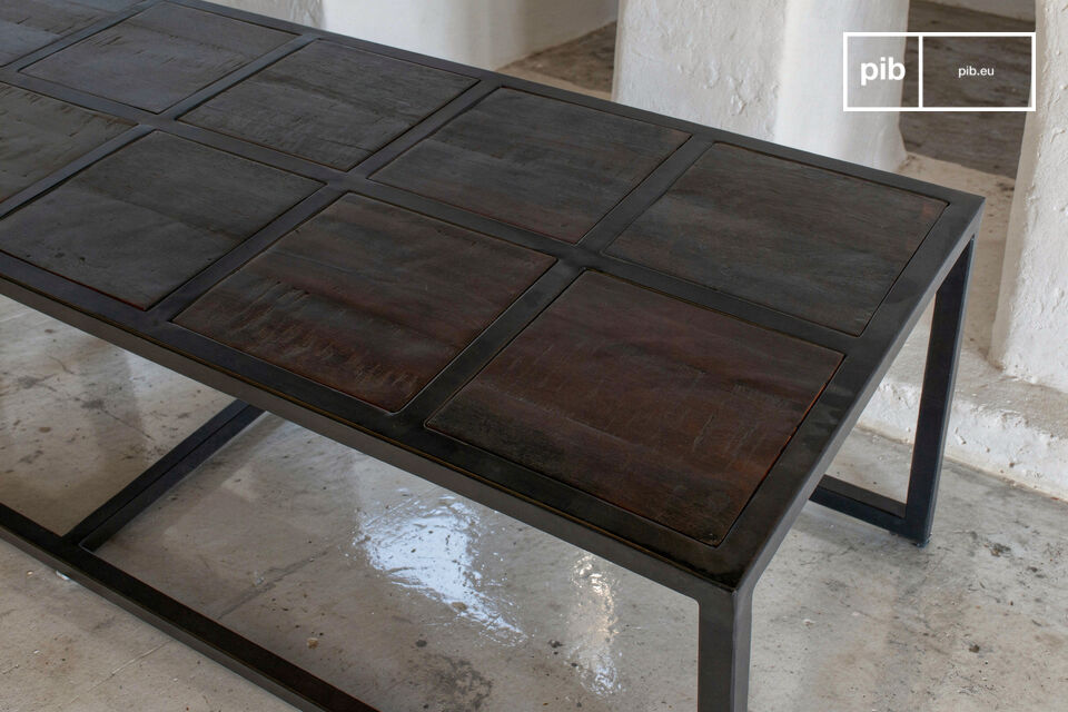 Le plateau est composé de douze inserts en bois massif vieilli