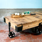 Sa silhouette évoque un wagon d'époque, avec un plateau massif posé sur quatre roues en fonte.