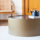 Une table basse au design en courbes inspiré de l'art déco.