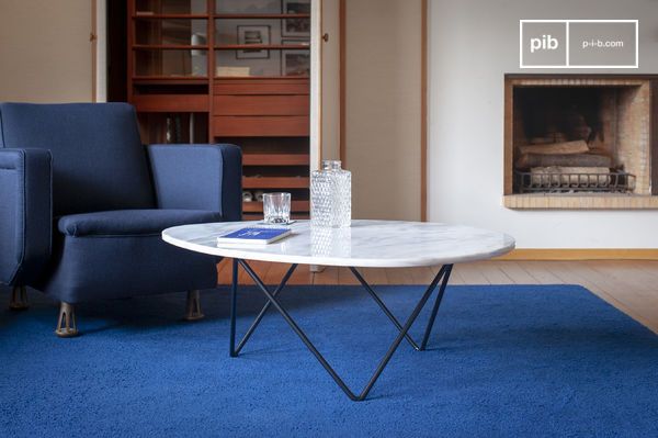 Un marbre blanc massif  associé à la finesse de l'acier laqué noir satiné.