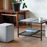 Table basse carrée de style moderniste avec poufs encastrables.