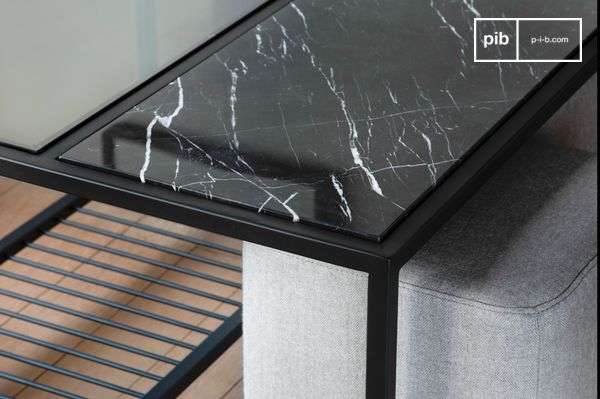 Un plateau en deux sections. L'une en marbre noir, l'autre en verre fumé.