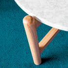 Le piétement vient encercler le plateau rond en marbre.