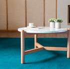 Belle table basse en marbre blanc et bois clair.