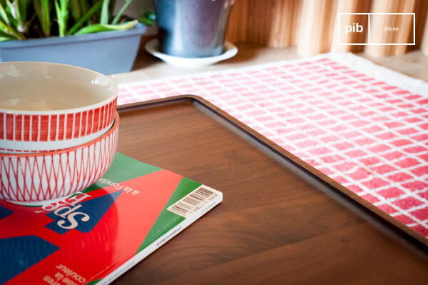 Le chant relevé du plateau encadre visuellement l'espace tout en remplissant une fonction pratique.