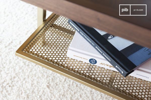 Le piètement intègre une tablette en métal ajouré, utile pour ranger livres ou objets.