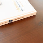 Le plateau en placage de noyer est chaleureux et raffiné.