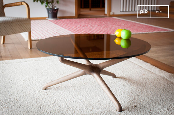 La rondeur d'une table basse en verre fumé et bois sculpté