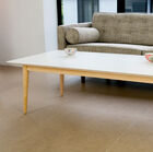 Une belle table basse en bois lumineuse.