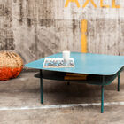 Table basse en métal bleue.