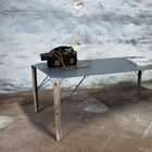 Table basse au design industriel, bois et métal