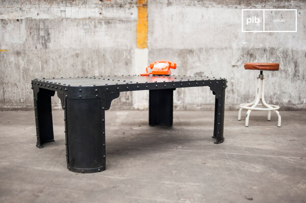 Les rivets apparents donnent un look d'usine à la table.
