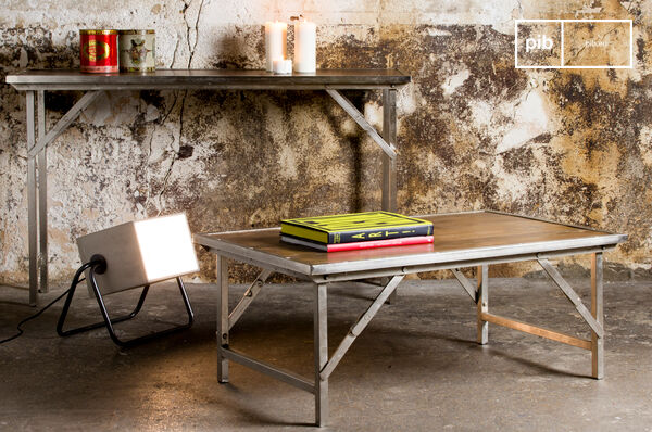 Belle table basse au caractère résolument industriel.