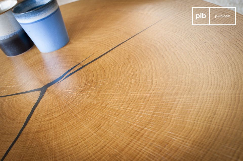 Le plateau est constitué d'une feuille de chêne d'une seule coupe.