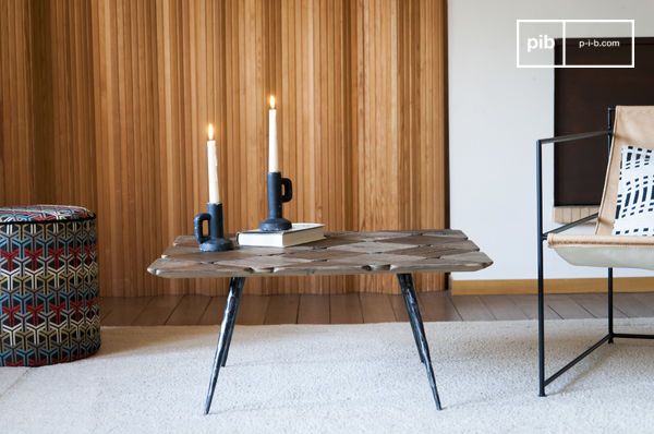 Les matériaux bruts et texturés donnent l'impression d'une pièce unique tout droit sortie d'un atelier d'artisan.