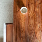 La table affiche une magnifique couleur de bois sombre.