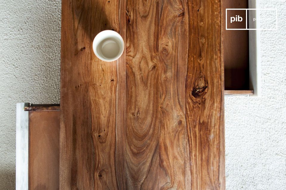 La table affiche une magnifique couleur de bois sombre.