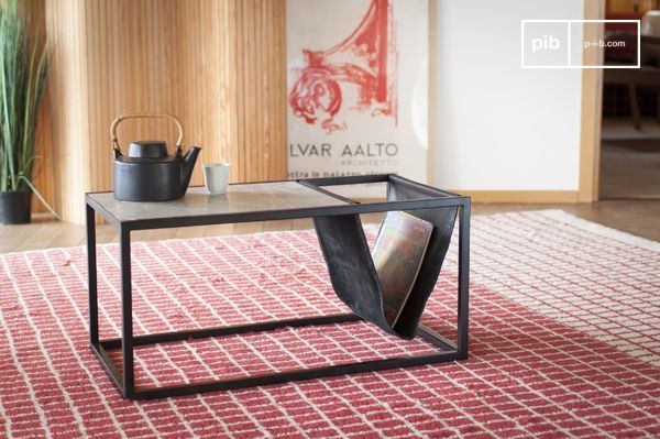 Le porte-revues apporte une dynamique visuelle oblique qui casse la géométrie de la structure.