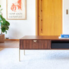 Une table basse multifonction au design épuré.