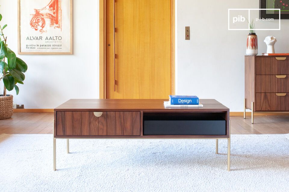 Une table basse multifonction au design épuré.