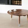 Une table basse tripode élégante qui apportera à un salon des accents de Scandinavie