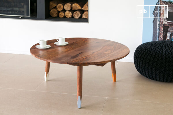 Une table basse tripode élégante qui apportera à un salon des accents de Scandinavie